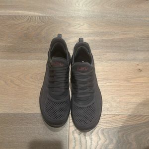 APL Techloom Tracer Women in Gray